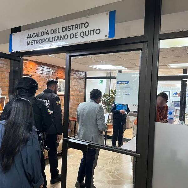 Fiscalía allana oficinas del Municipio de Quito por presunto peculado featuring Fiscalía de Pichincha
