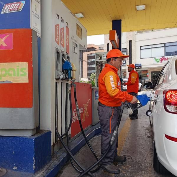 Daniel Noboa anuncia rebaja de 4 centavos en gasolina y diésel featuring Ecuador